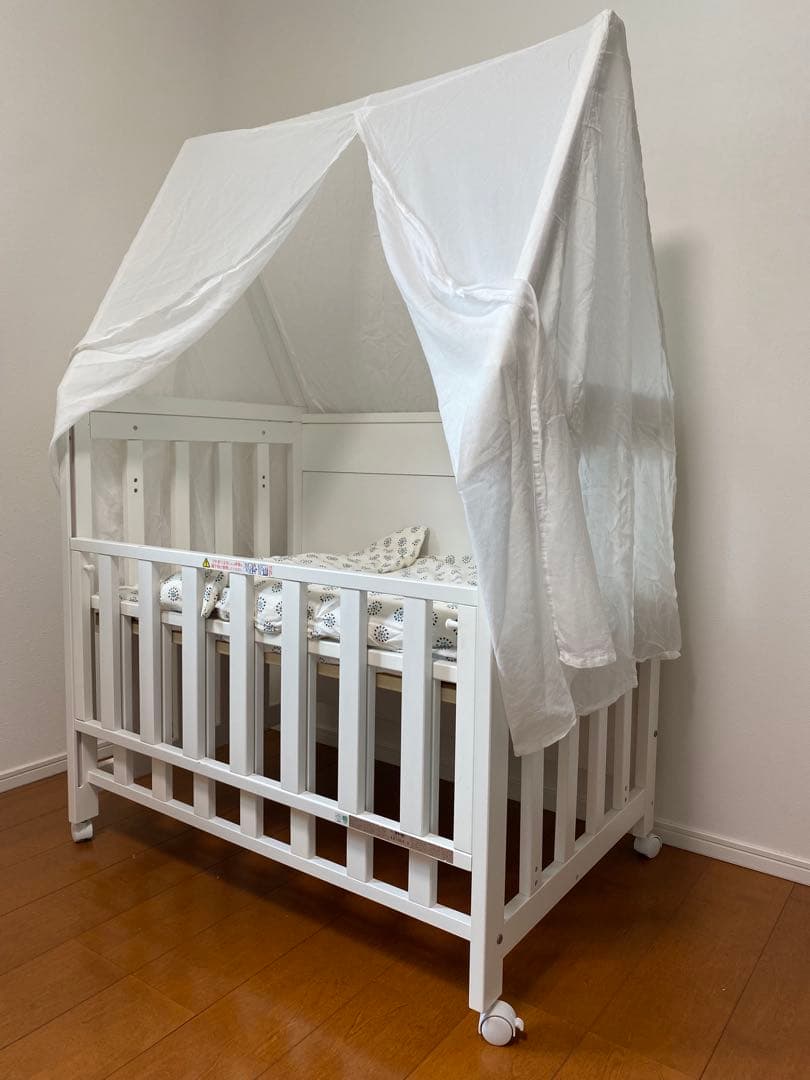 ディモワ 10mois キャノピー付きベビーベッド、布団付き