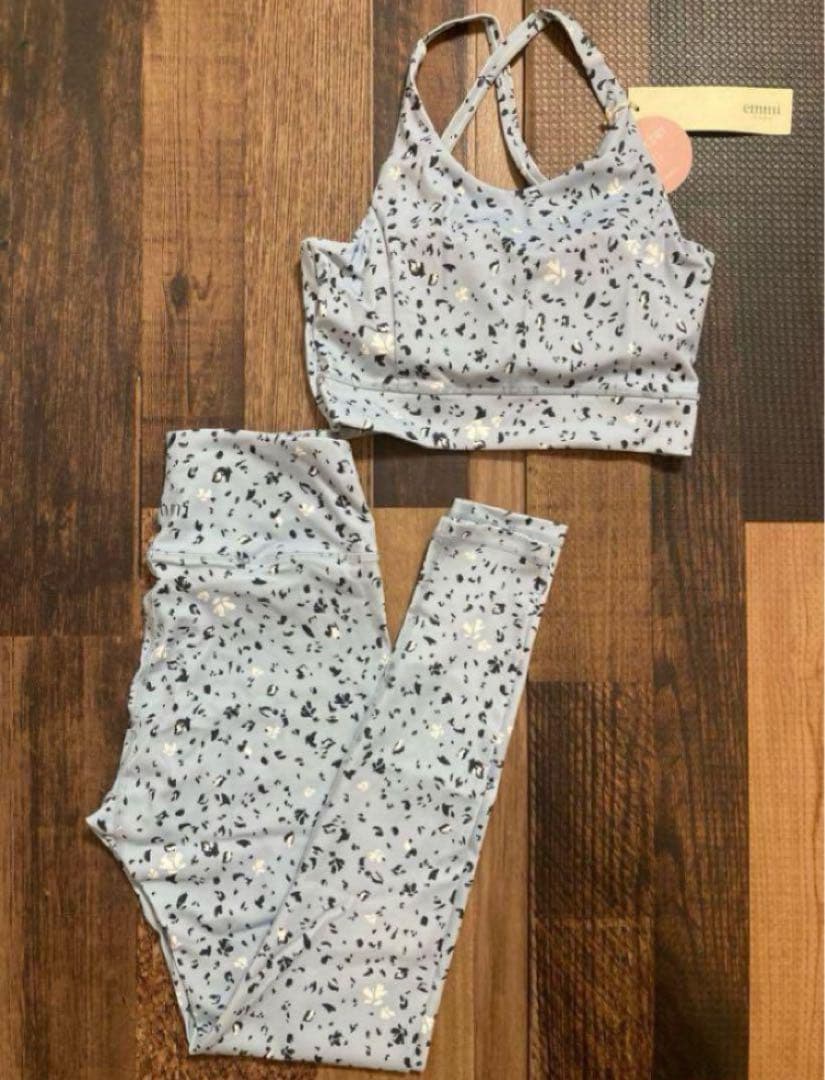 新品　emmi yoga　エミヨガ　ヨガウェアUVカット　吸水速乾　水色　M-L