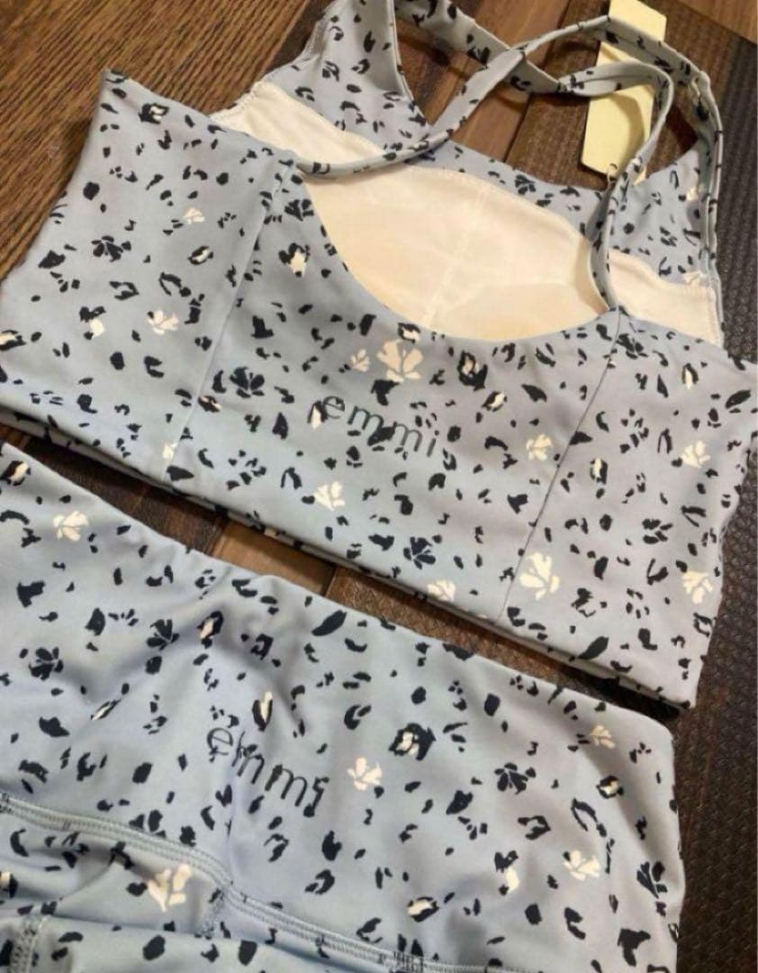 新品　emmi yoga　エミヨガ　ヨガウェアUVカット　吸水速乾　水色　M-L