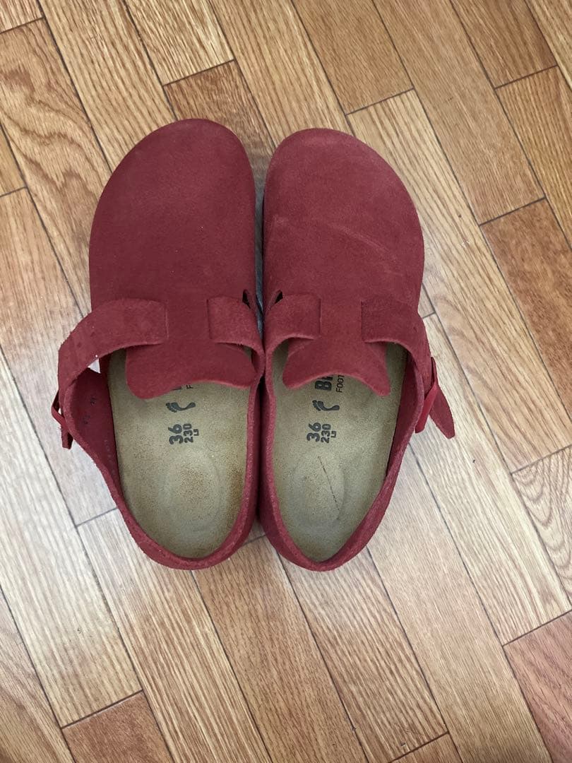 赤いスエードサボサンダル