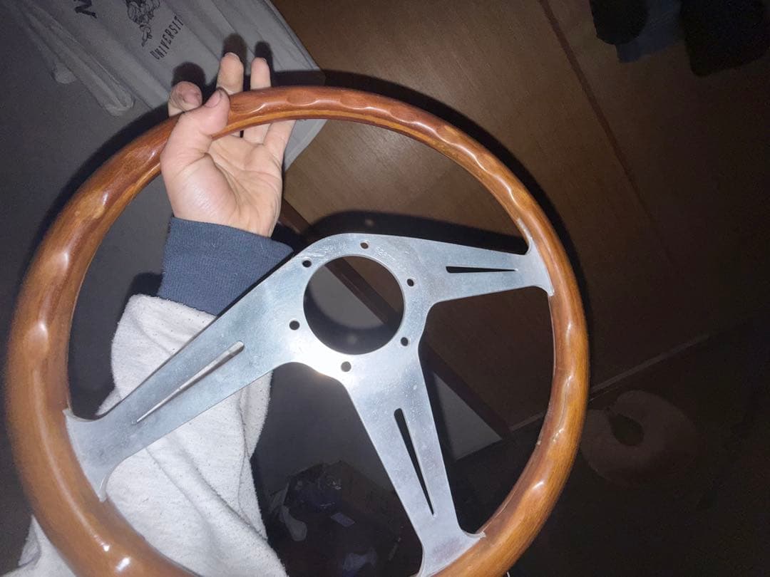 ウッドと金属の3スポークステアリング