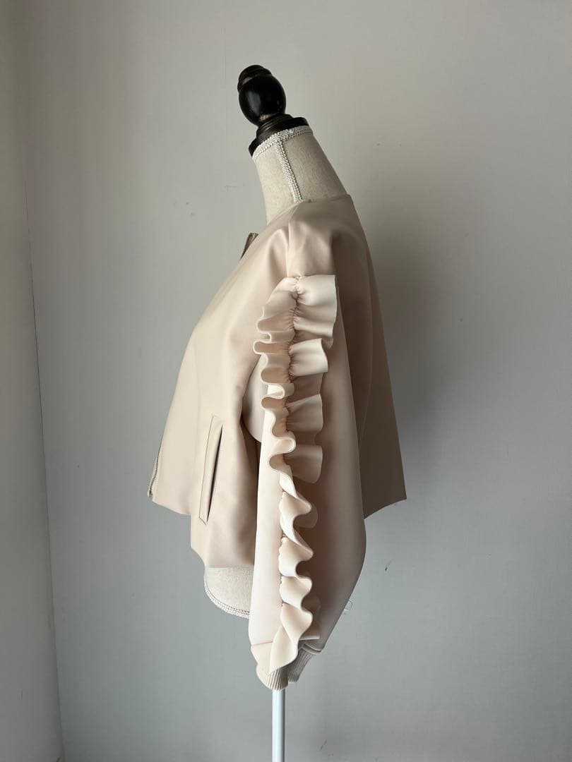 バニラベージュ　お袖ラッフルブルゾン