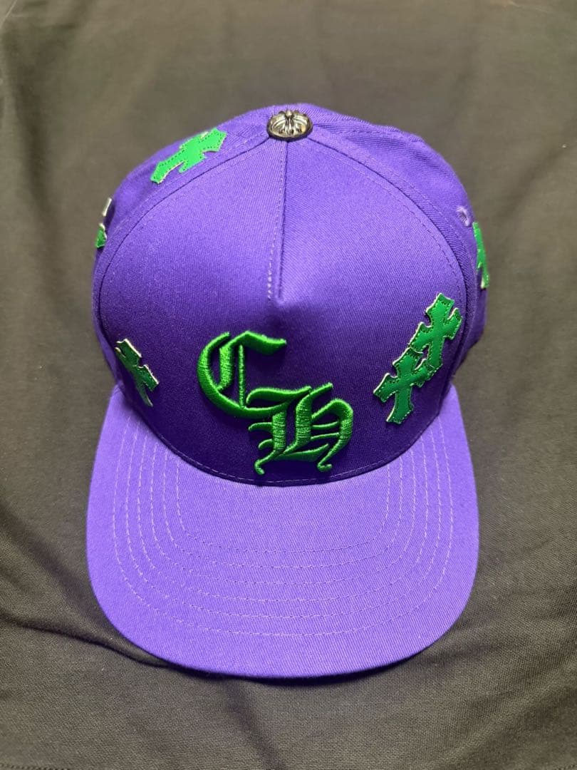 紫色の刺繍キャップ