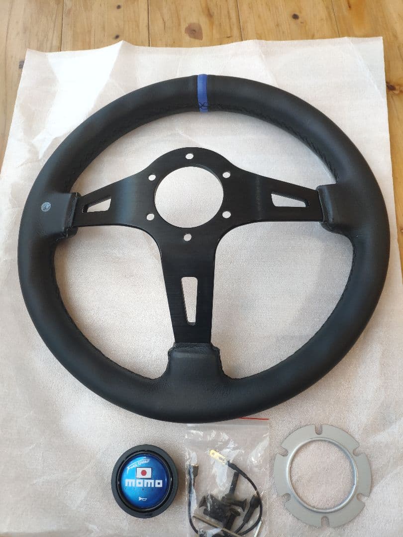 新品未使用・MOMO スタイル ブルー革ステアリング Not Authentic