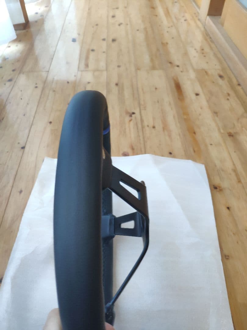 新品未使用・MOMO スタイル ブルー革ステアリング Not Authentic