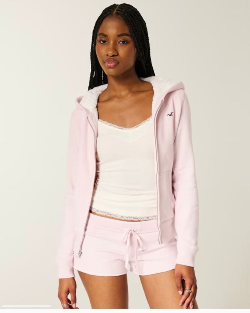 フェイクファーの裏地付きジップアップフーディー