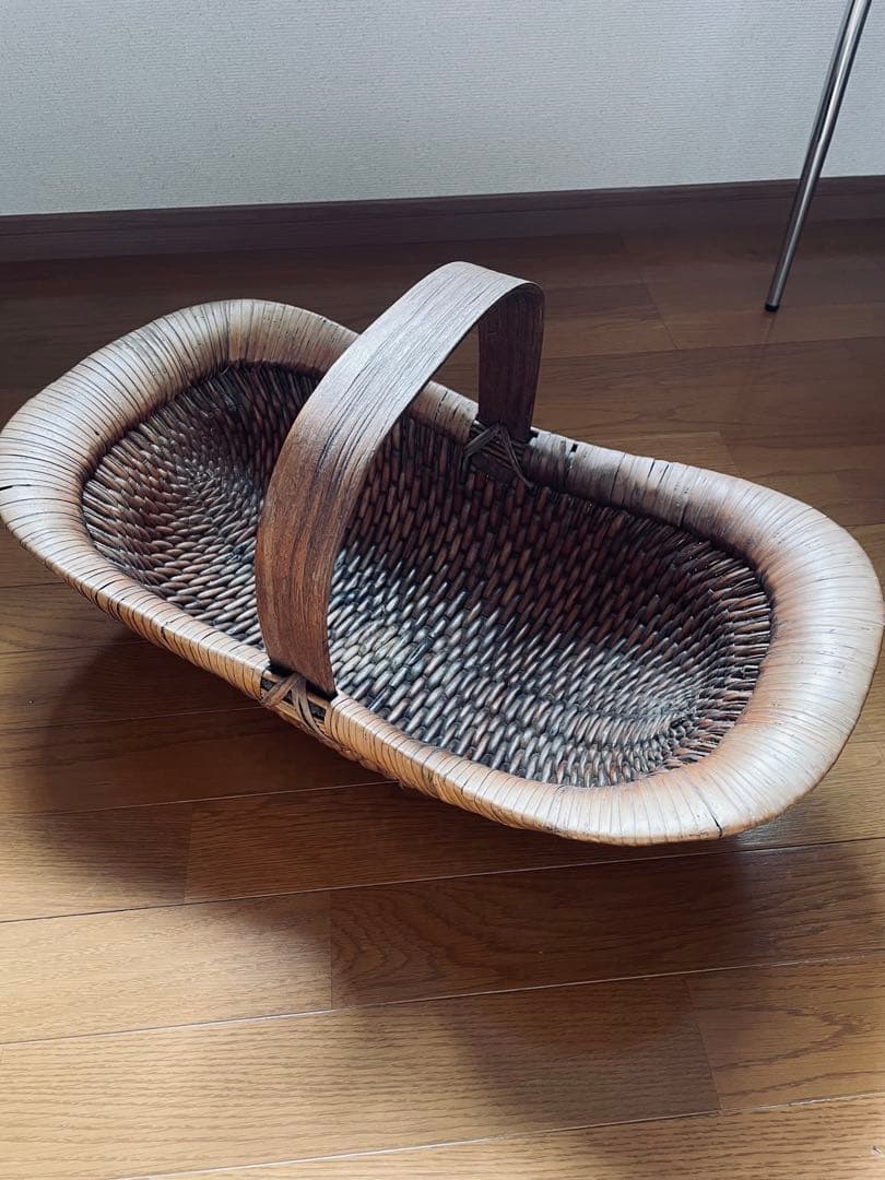 ビンテージ天然素材の楕円形バスケット