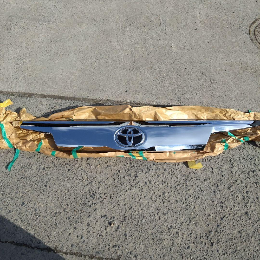 30アルファードリアガーニッシュ エンブレム付き