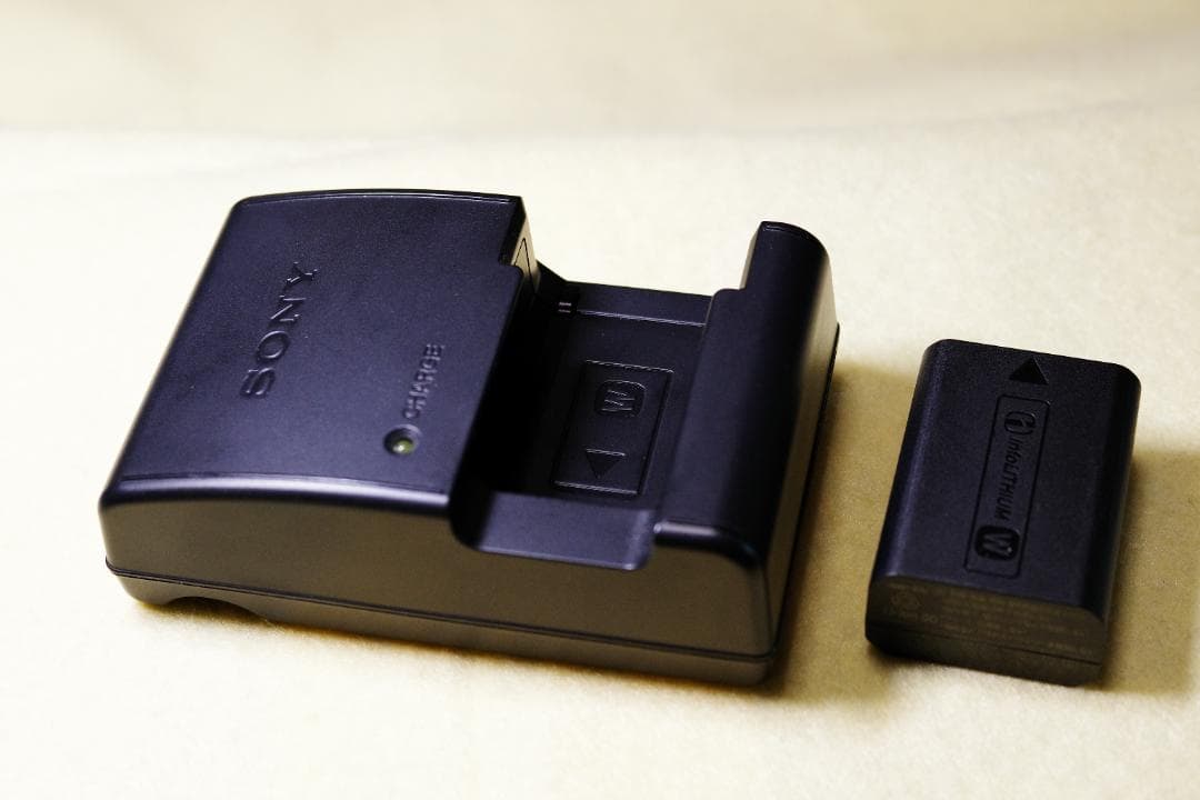 極美品　SONY α7Rボディ 撮影枚数５９３枚　純正充電器バッテリー付　即納