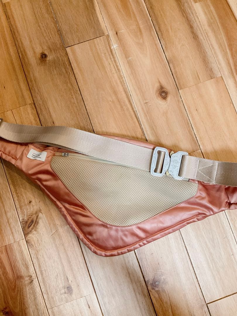 ハトラ　目バッグ　ボディバッグ