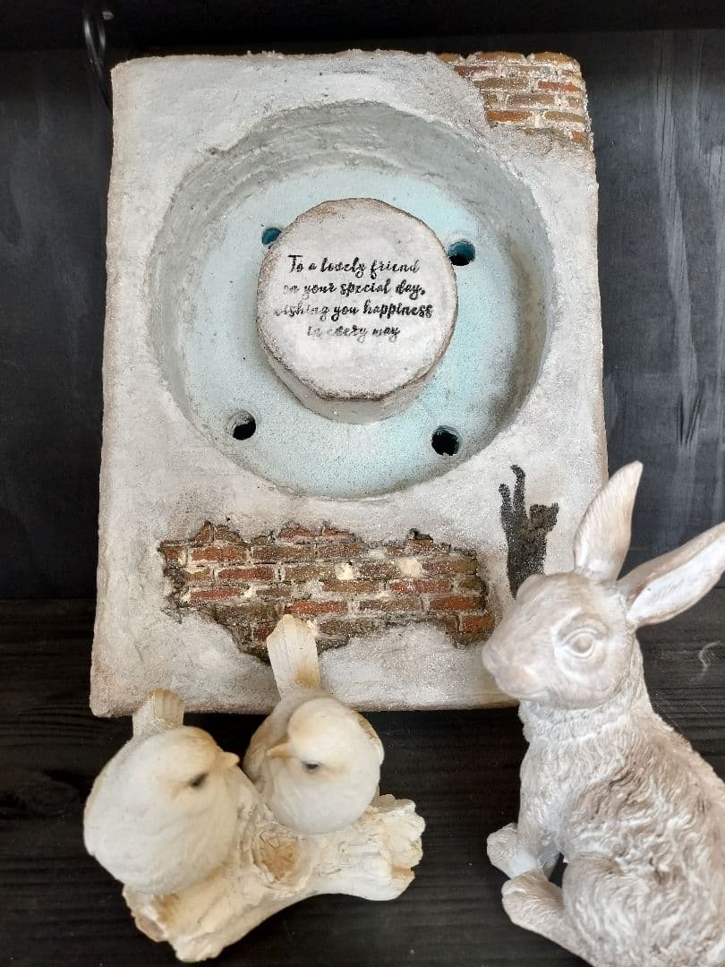 りく＆カイ　赤い窓のモルタル背景とニャンコ柄のリースプランター