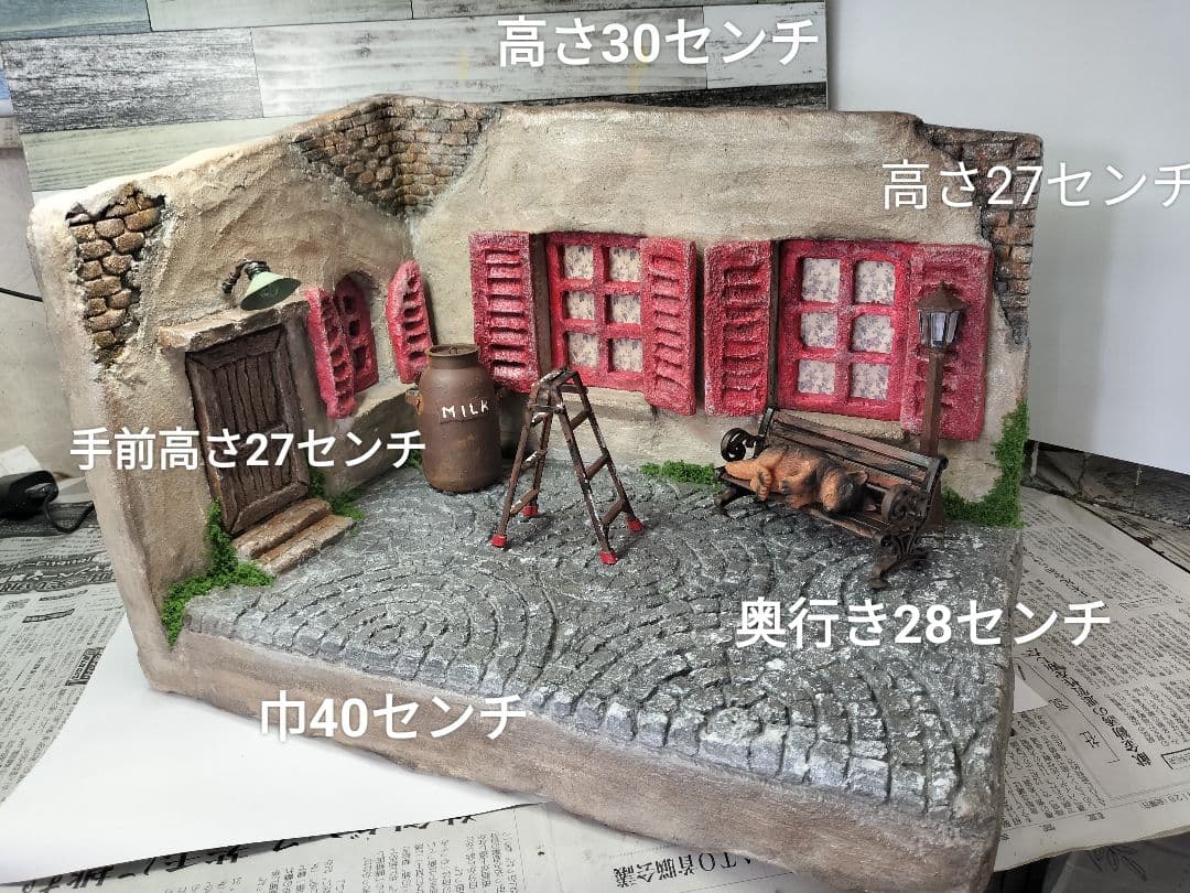 りく＆カイ　赤い窓のモルタル背景とニャンコ柄のリースプランター