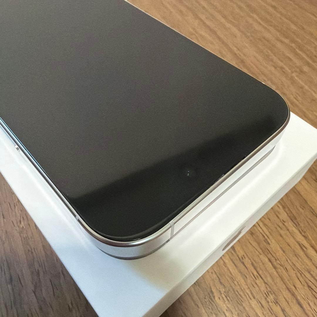 【極美品】iPhone16proホワイトチタニウム128GBイワアオ
