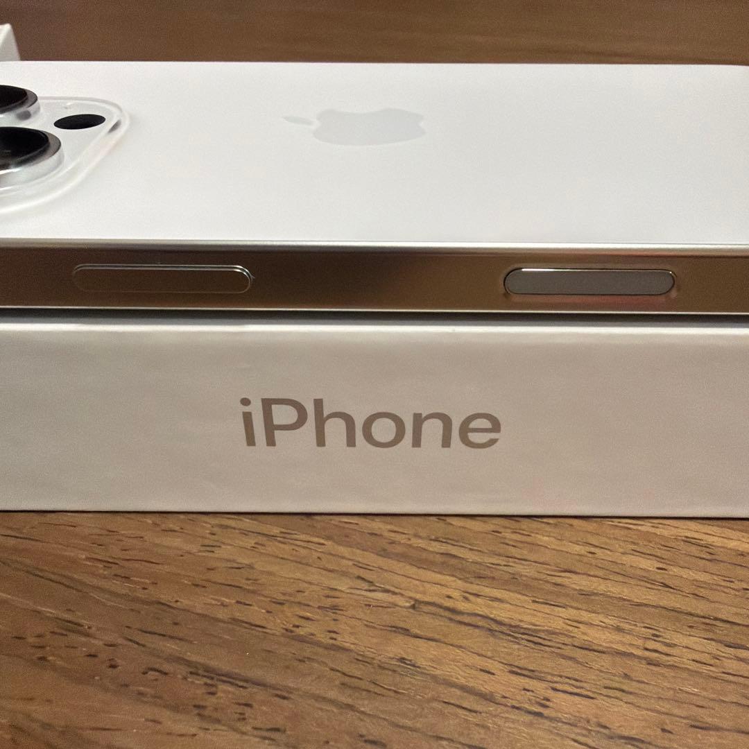 【極美品】iPhone16proホワイトチタニウム128GBイワアオ