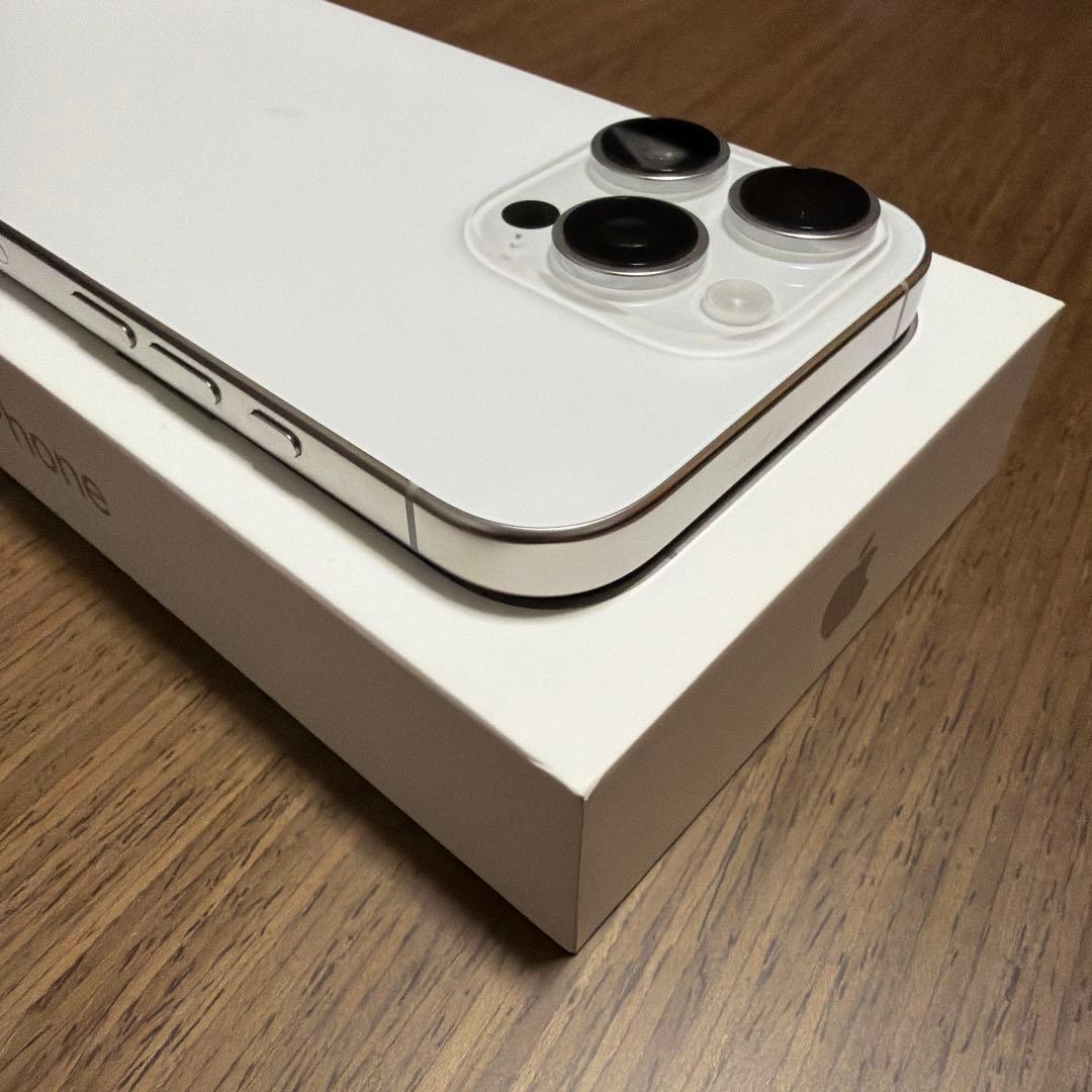 【極美品】iPhone16proホワイトチタニウム128GBイワアオ