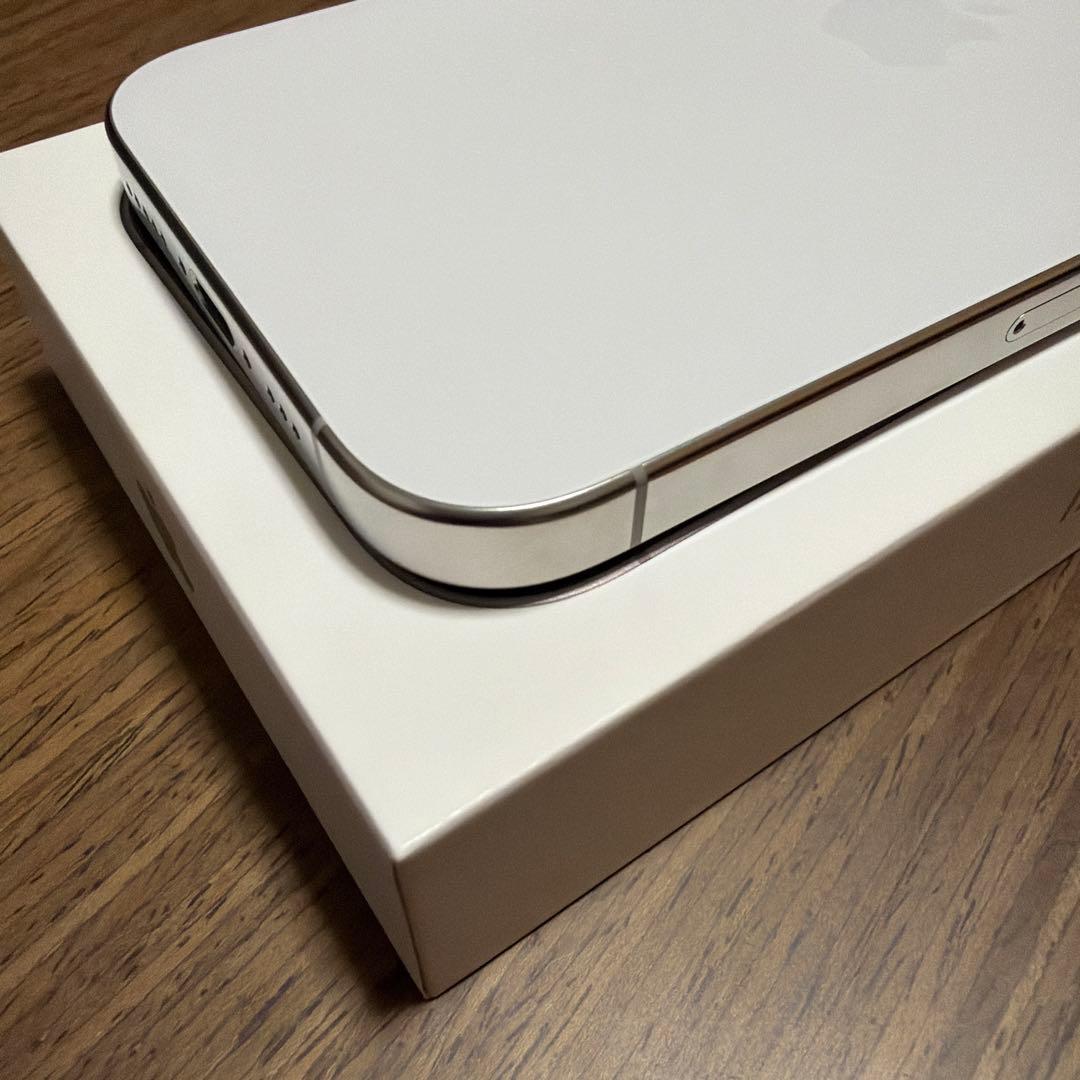 【極美品】iPhone16proホワイトチタニウム128GBイワアオ
