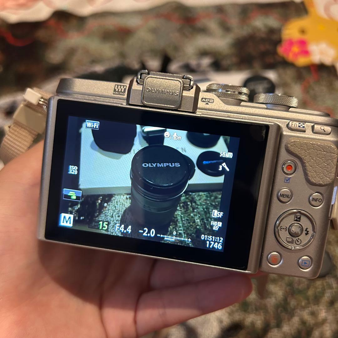 OLYMPUS PEN E-PL8 ホワイト ダブルズームキット　ミラーレス