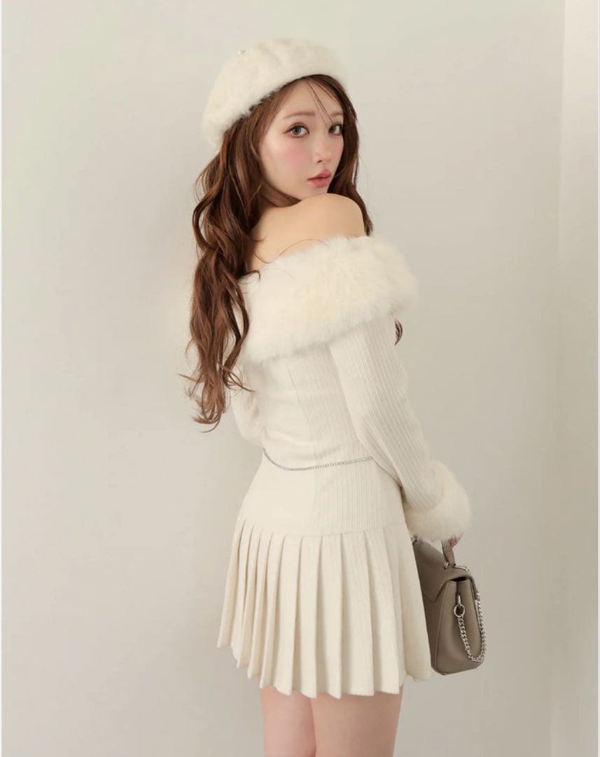 ワンピース Off shoulder fur pleated onepiece