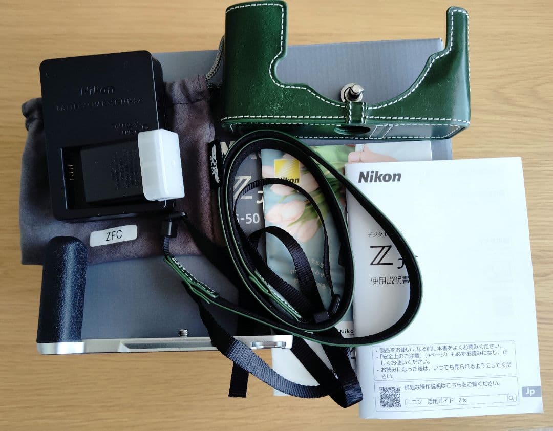 Nikon Z fc ミラーレス一眼カメラ (シルバー)