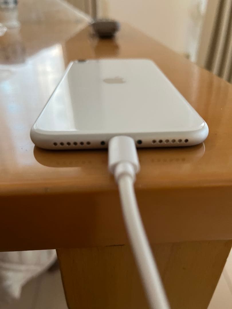 iPhone SE2 ホワイト 128GB iOS18 SIMフリー 100%