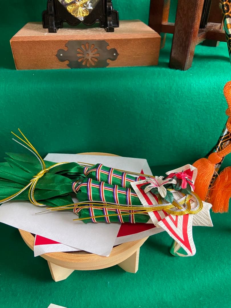 五月人形　兜飾り　端午の節句　こどもの日　金箔屏風　三段飾り