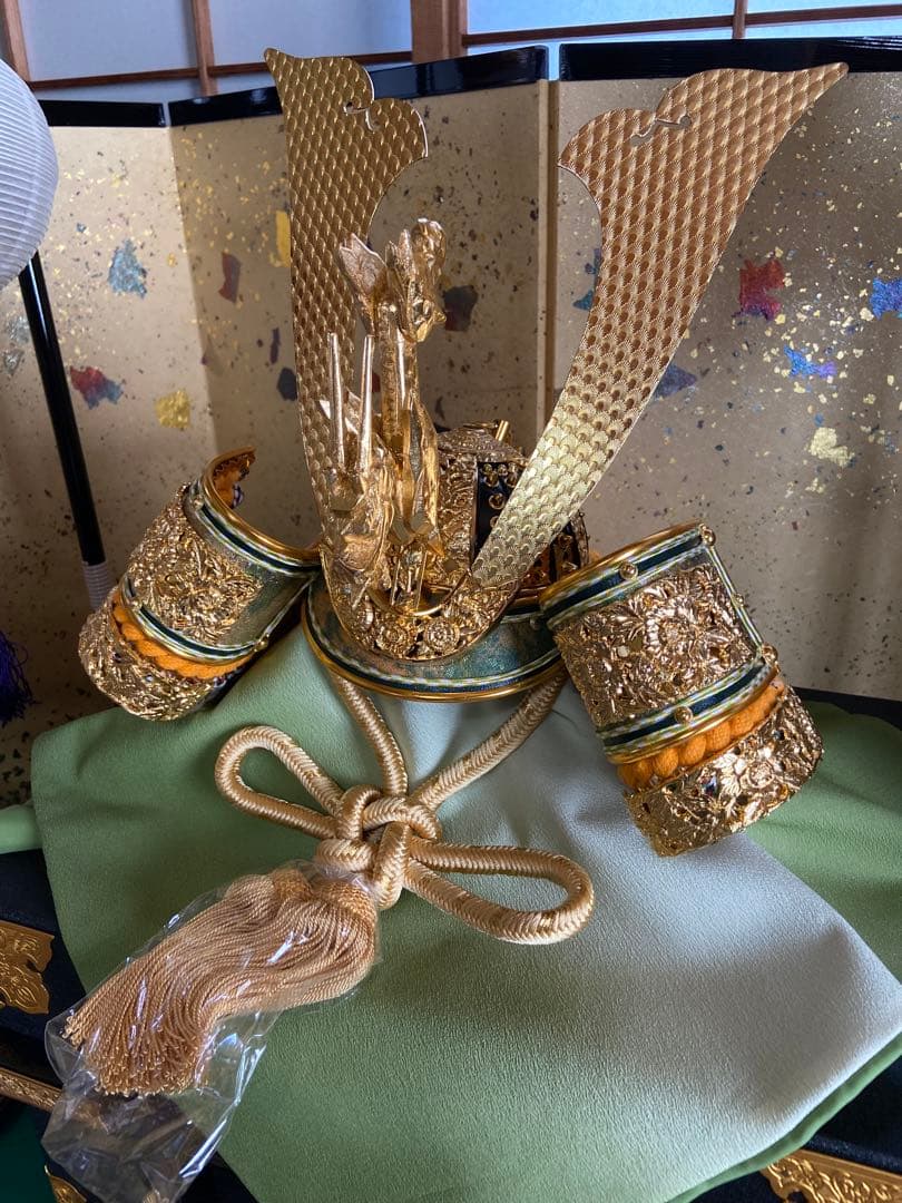 五月人形　兜飾り　端午の節句　こどもの日　金箔屏風　三段飾り