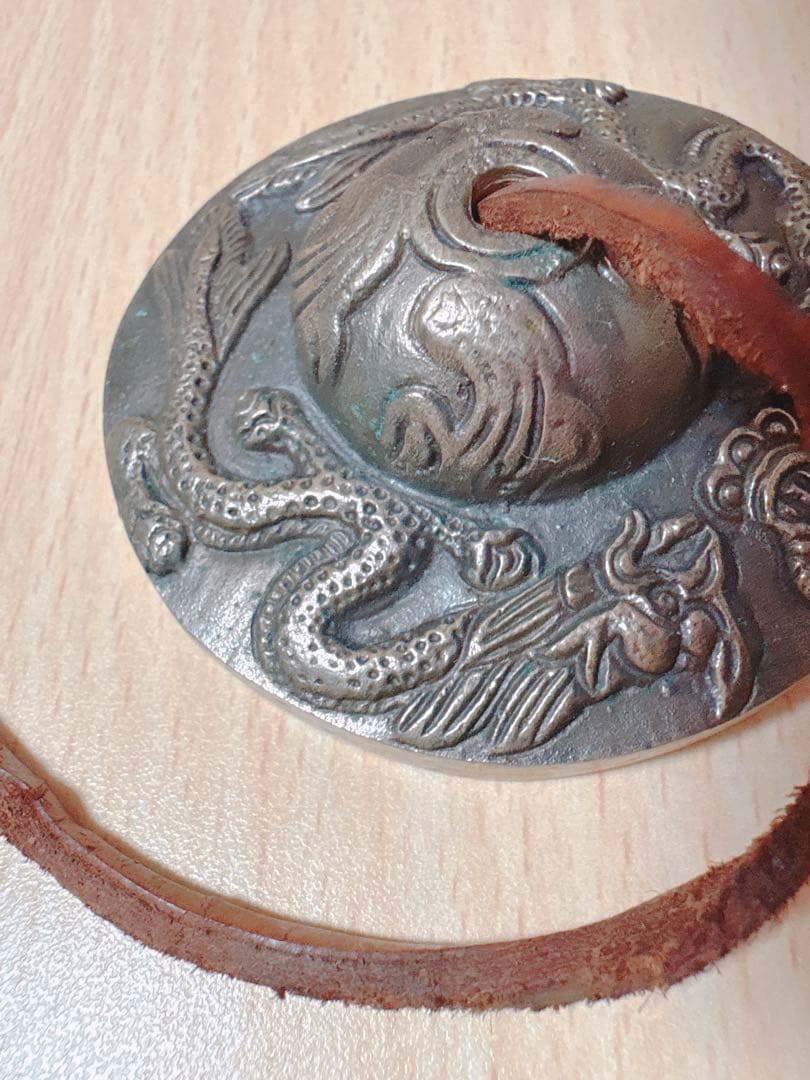 【amanamana】職人製作ドラゴン彫刻のティンシャ