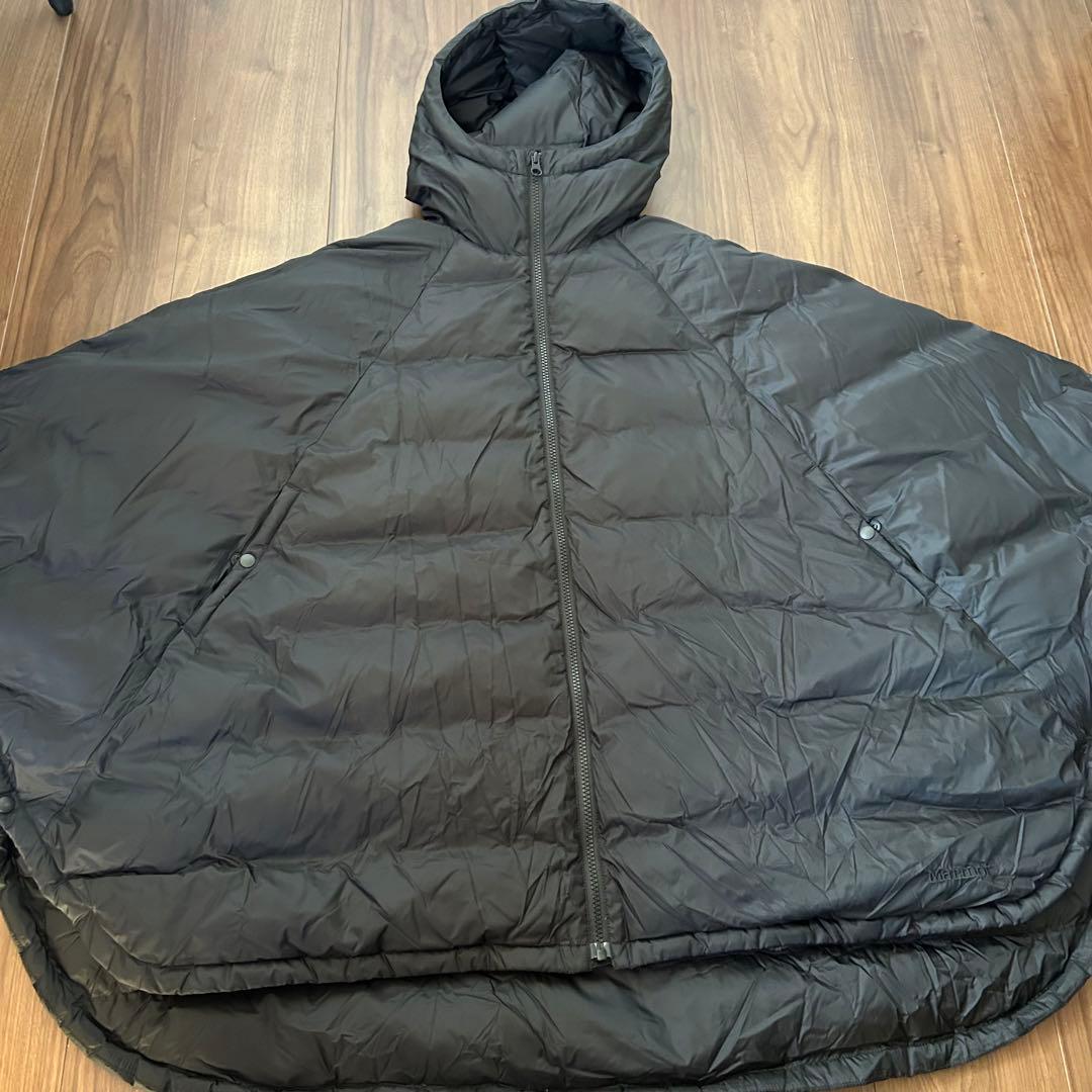 マーモット レイビームス別注 ダウンポンチョ フード ロゴ刺繍 黒