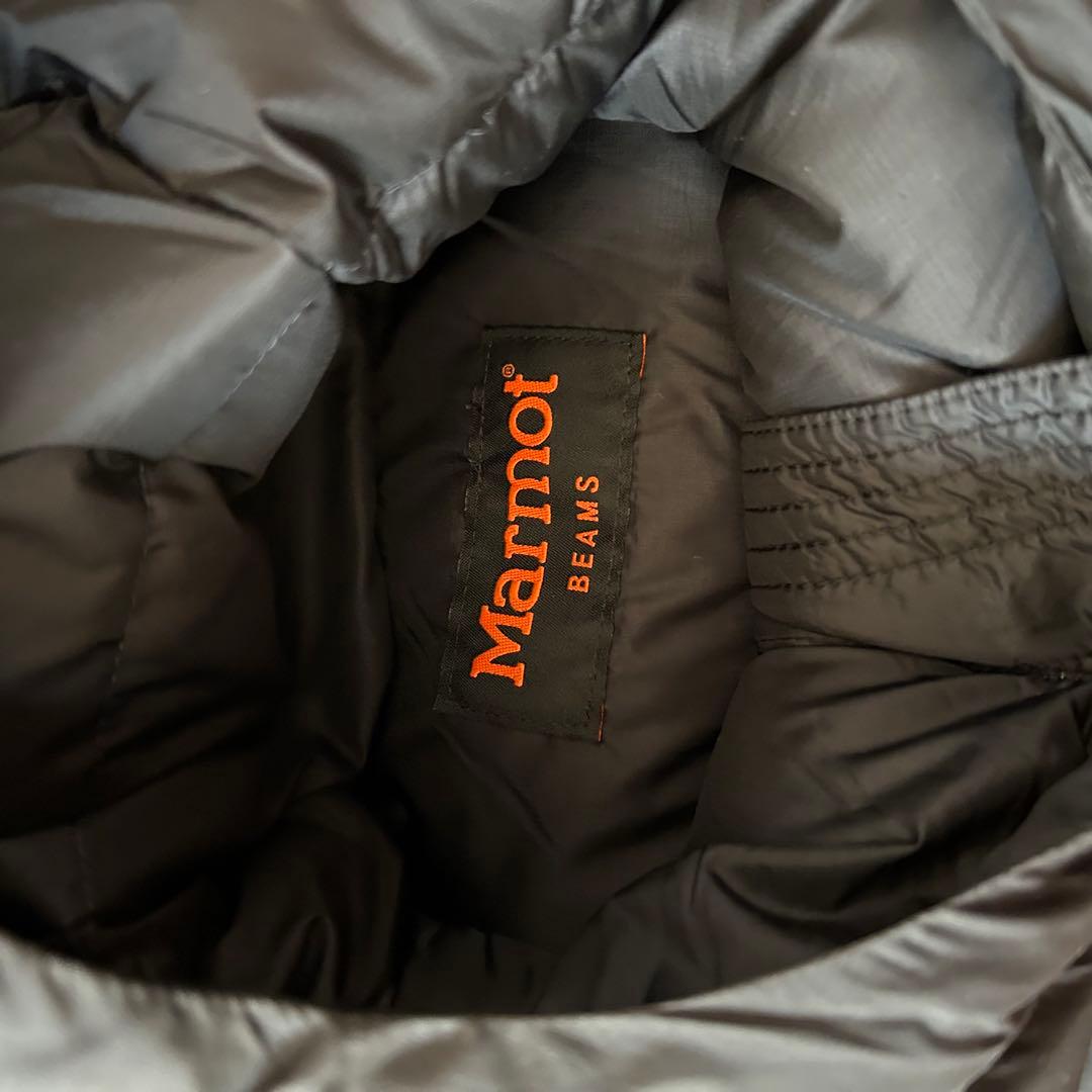 マーモット レイビームス別注 ダウンポンチョ フード ロゴ刺繍 黒