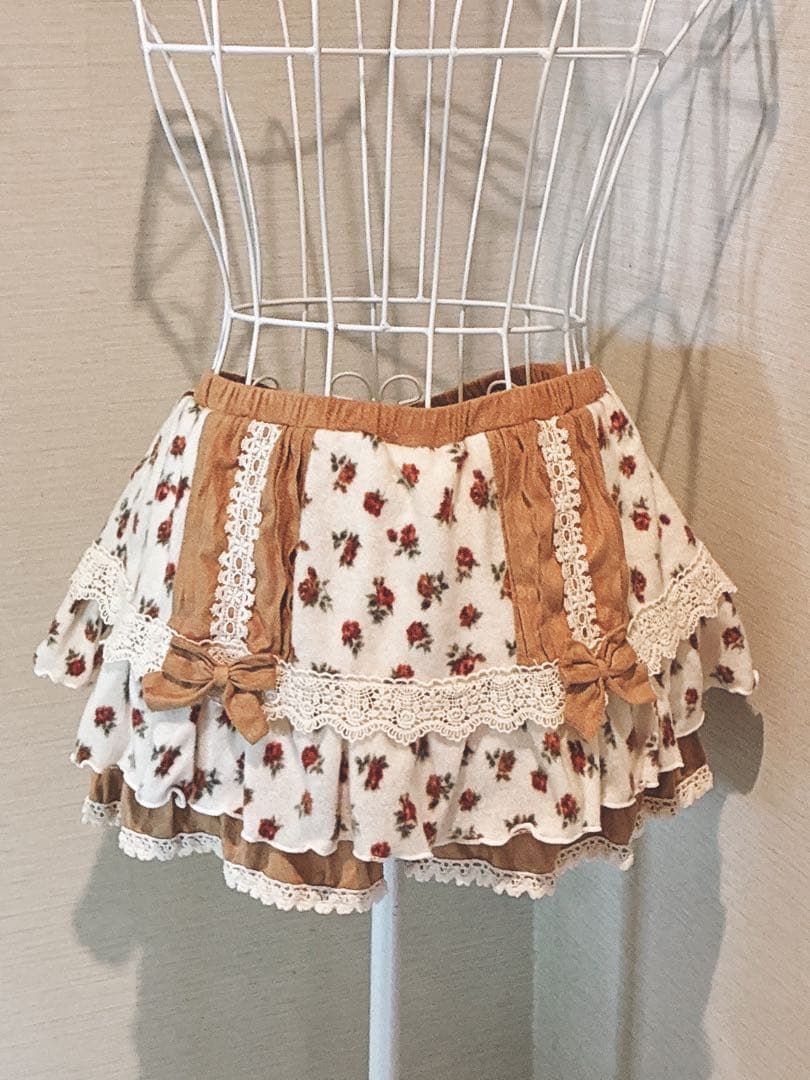 LIZ LISA フリル付きバラ柄フレアショートパンツアイボリー/ブラウン