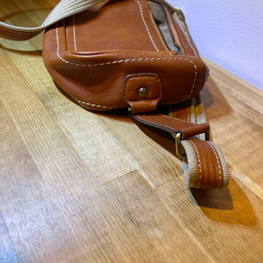 土屋鞄　レザー製コンパクトショルダーバッグ