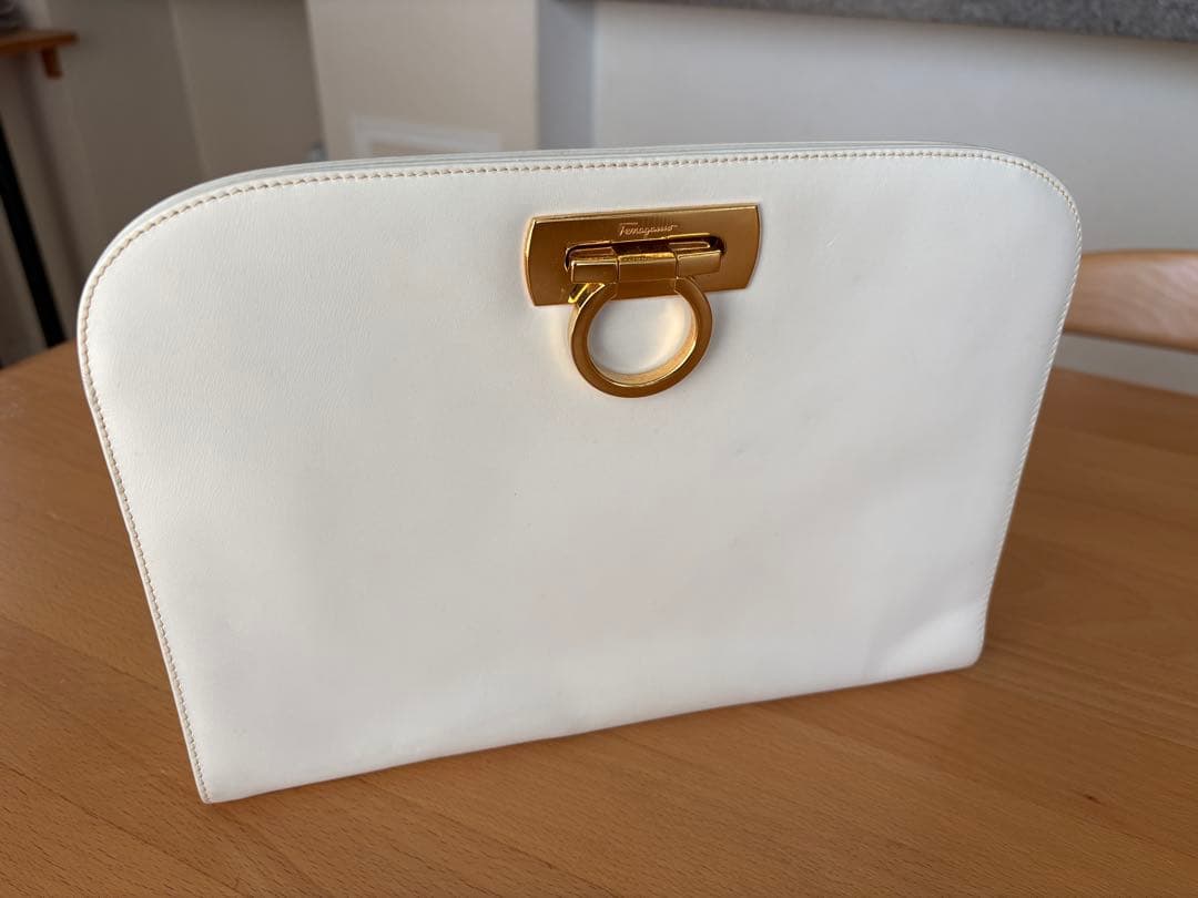 フェラガモ　白　バッグ