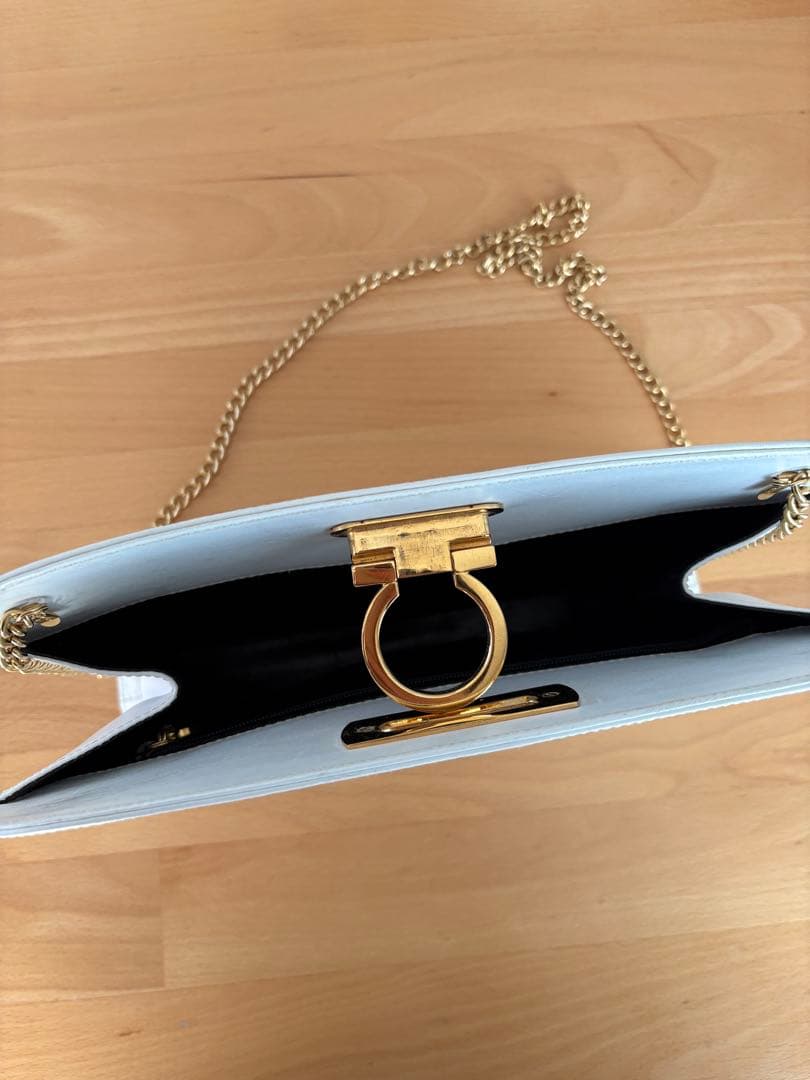 フェラガモ　白　バッグ