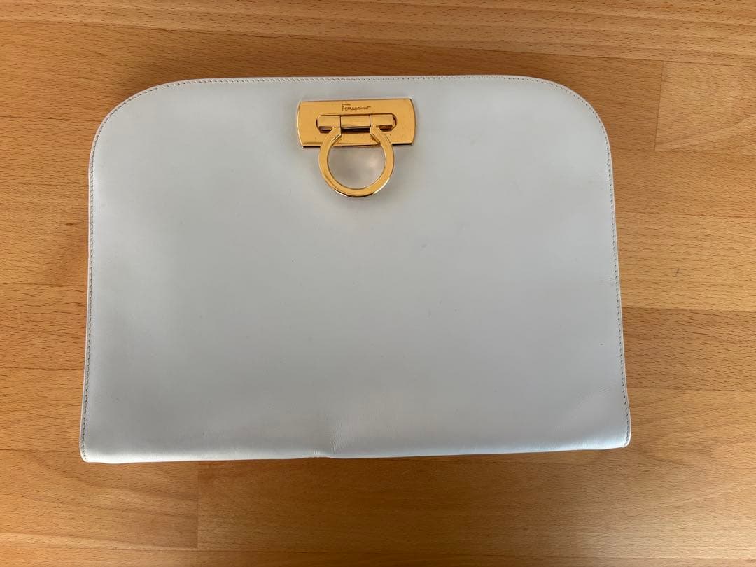 フェラガモ　白　バッグ