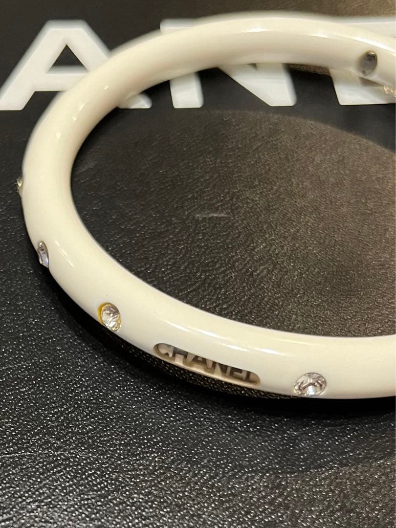 美品☆シャネル☆バングル ロゴ　ブレスレット ココマーク ラインストーン 白
