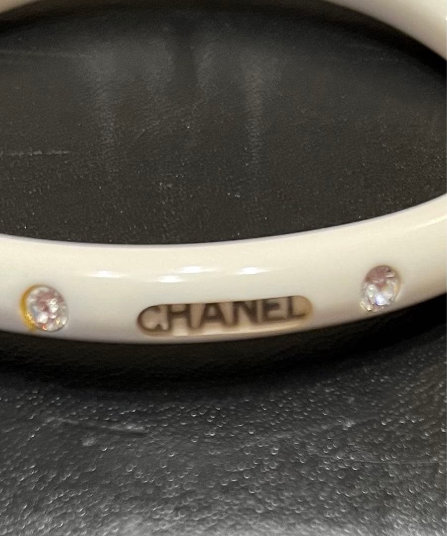 美品☆シャネル☆バングル ロゴ　ブレスレット ココマーク ラインストーン 白
