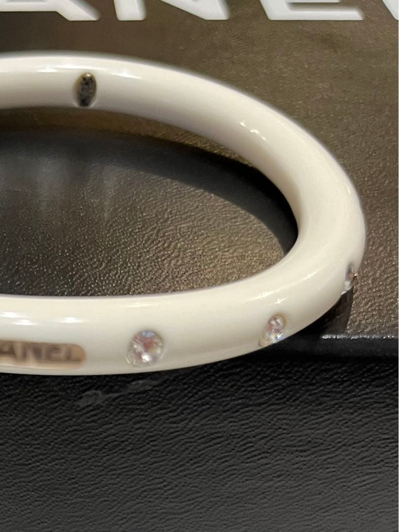 美品☆シャネル☆バングル ロゴ　ブレスレット ココマーク ラインストーン 白