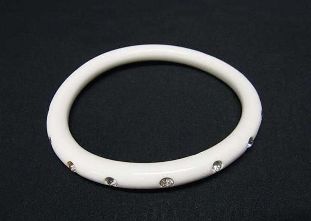 美品☆シャネル☆バングル ロゴ　ブレスレット ココマーク ラインストーン 白