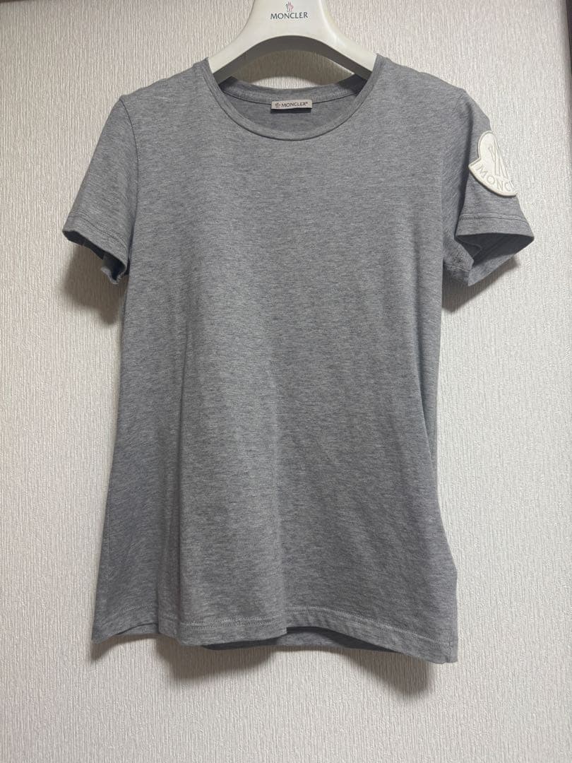 週末セール☆正規品☆美品☆MONCLER グレー Tシャツ 半袖太ワッペンXS