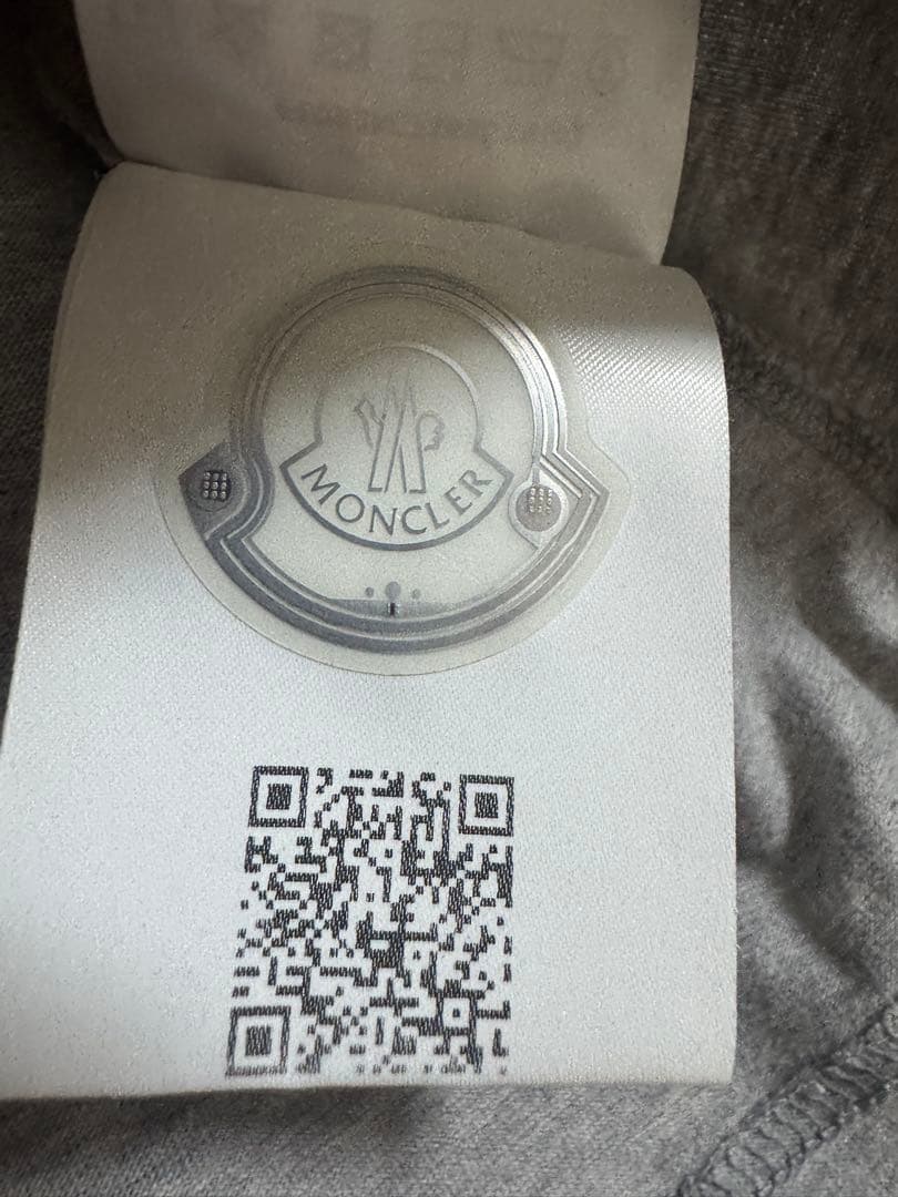 週末セール☆正規品☆美品☆MONCLER グレー Tシャツ 半袖太ワッペンXS