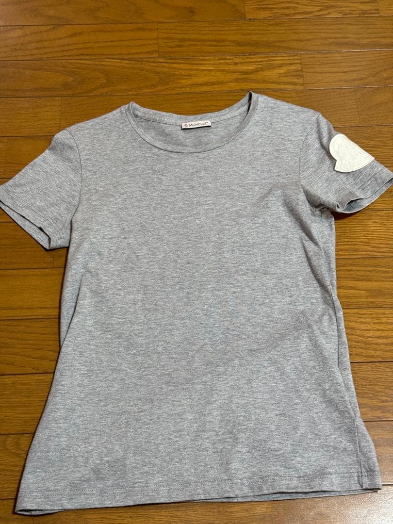 週末セール☆正規品☆美品☆MONCLER グレー Tシャツ 半袖太ワッペンXS