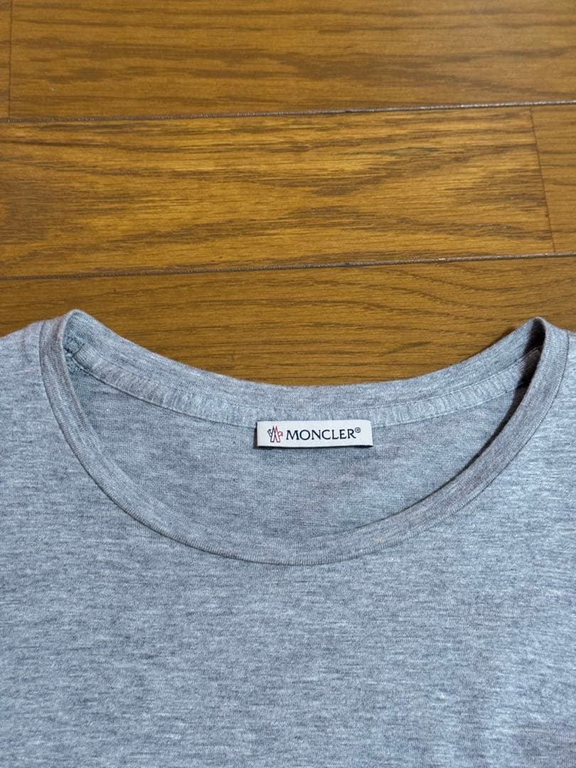 週末セール☆正規品☆美品☆MONCLER グレー Tシャツ 半袖太ワッペンXS