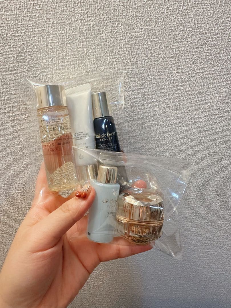 クレドポーボーテ♡ラ・クレーム♡特製サイズラディアンス+ ポーチ