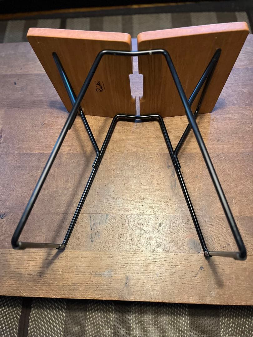 渡辺力(わたなべりき)デザインの[リキ.チェア]。ソリッドスツール。