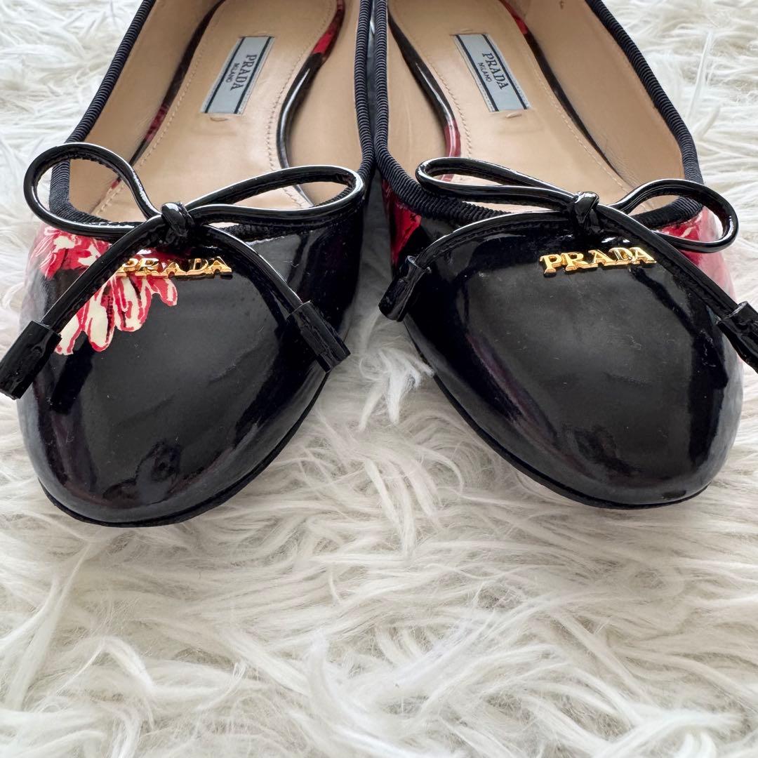 【プラダ】パンプス　エナメル　リボン　ゴールド金具 34　黒　赤　花柄　箱付