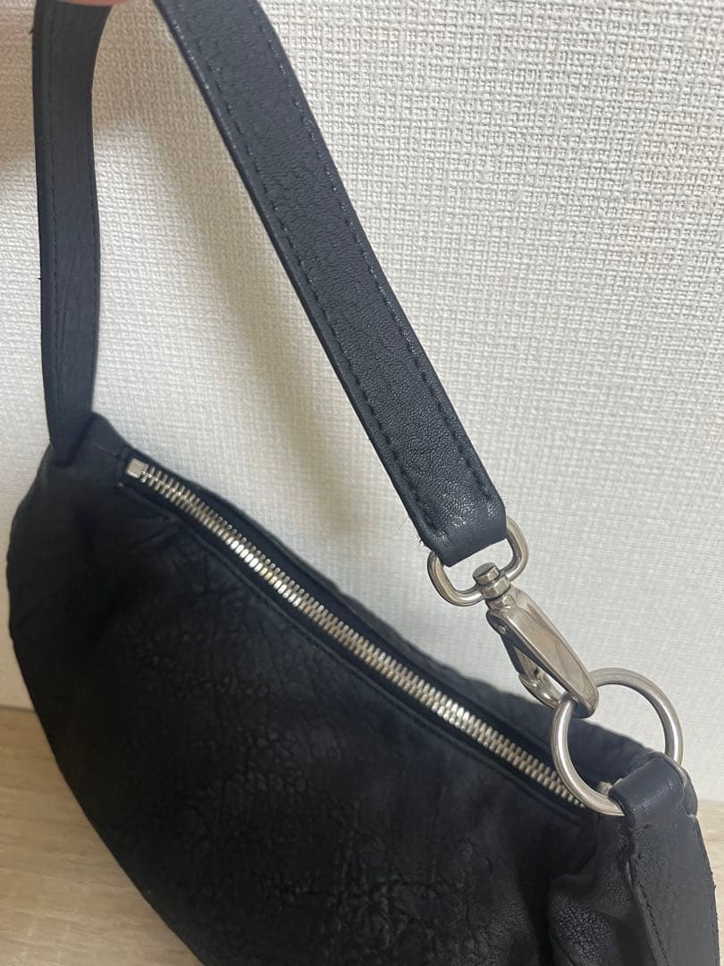 正規品　MIU MIU (ミュウミュウ)ブラック レザーショルダーバッグ　肩掛け