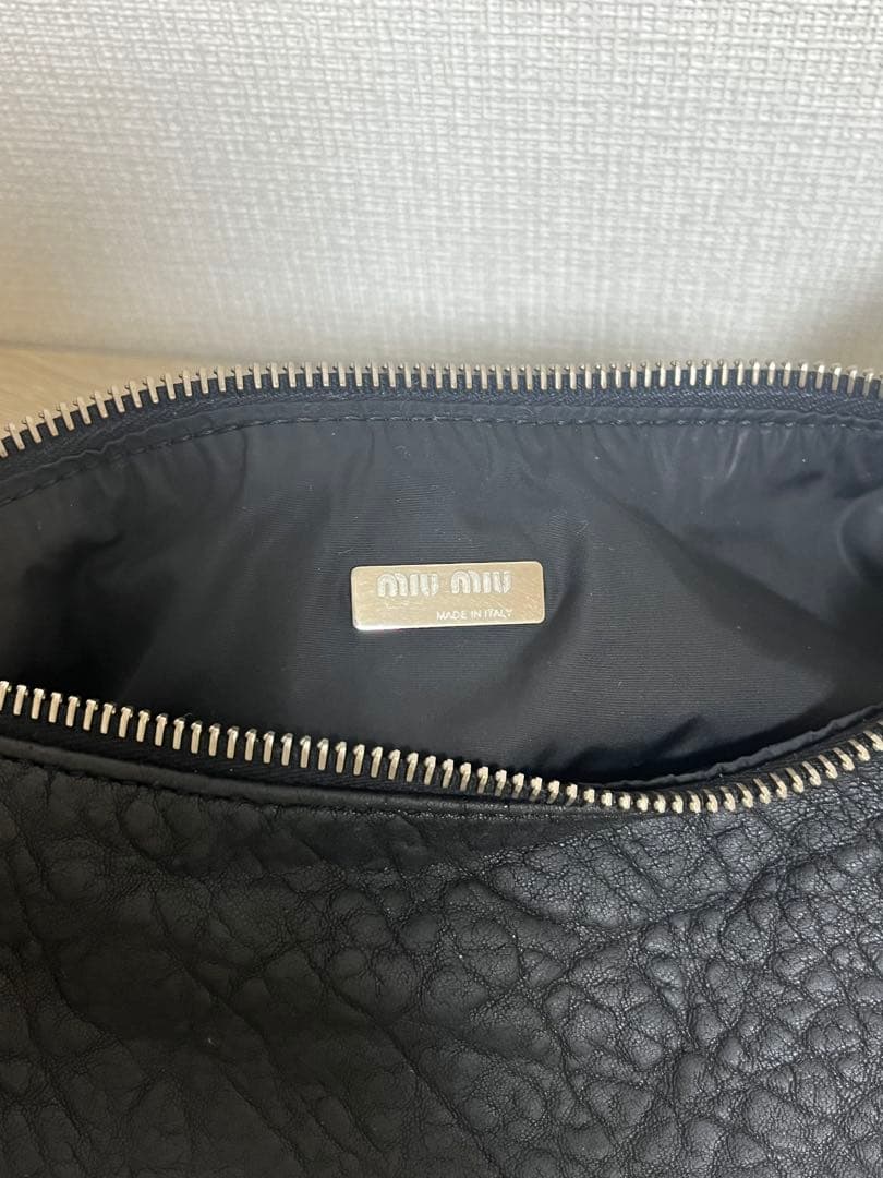 正規品　MIU MIU (ミュウミュウ)ブラック レザーショルダーバッグ　肩掛け