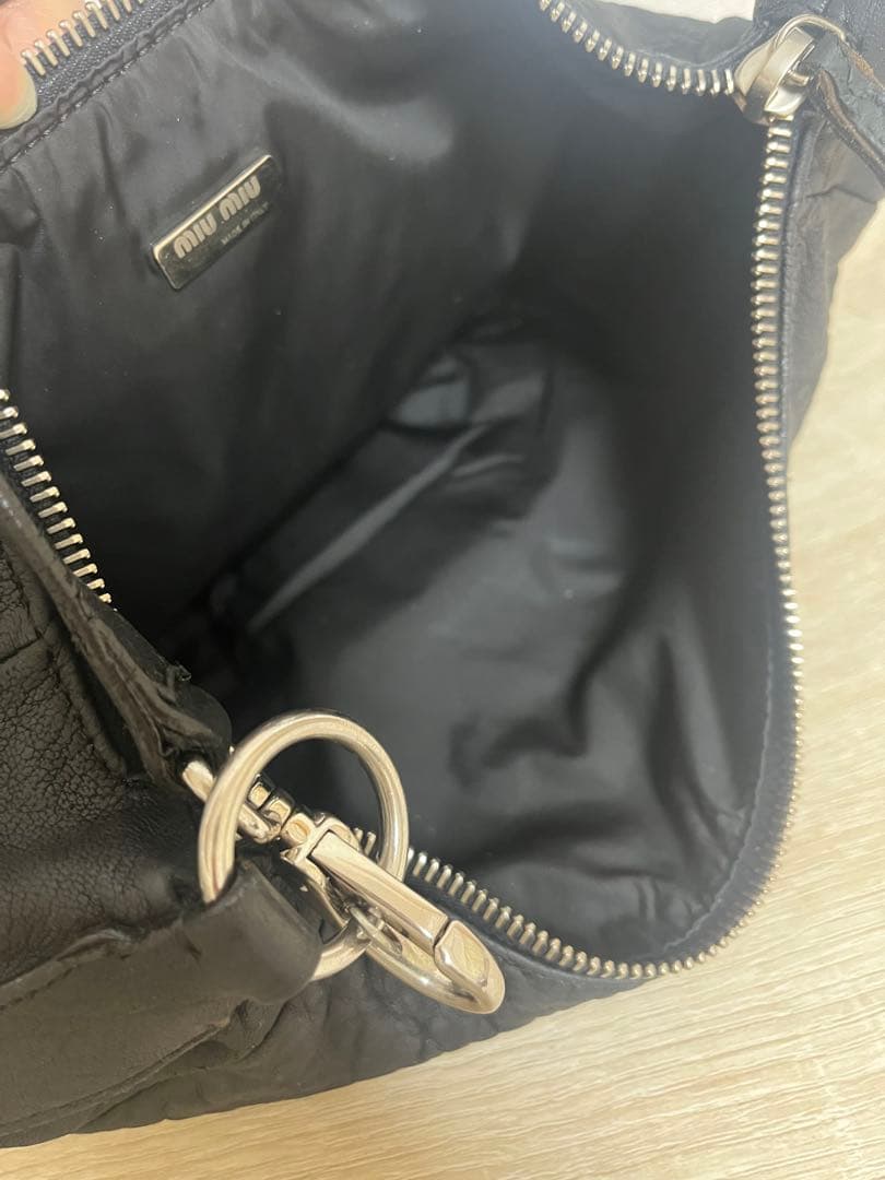 正規品　MIU MIU (ミュウミュウ)ブラック レザーショルダーバッグ　肩掛け