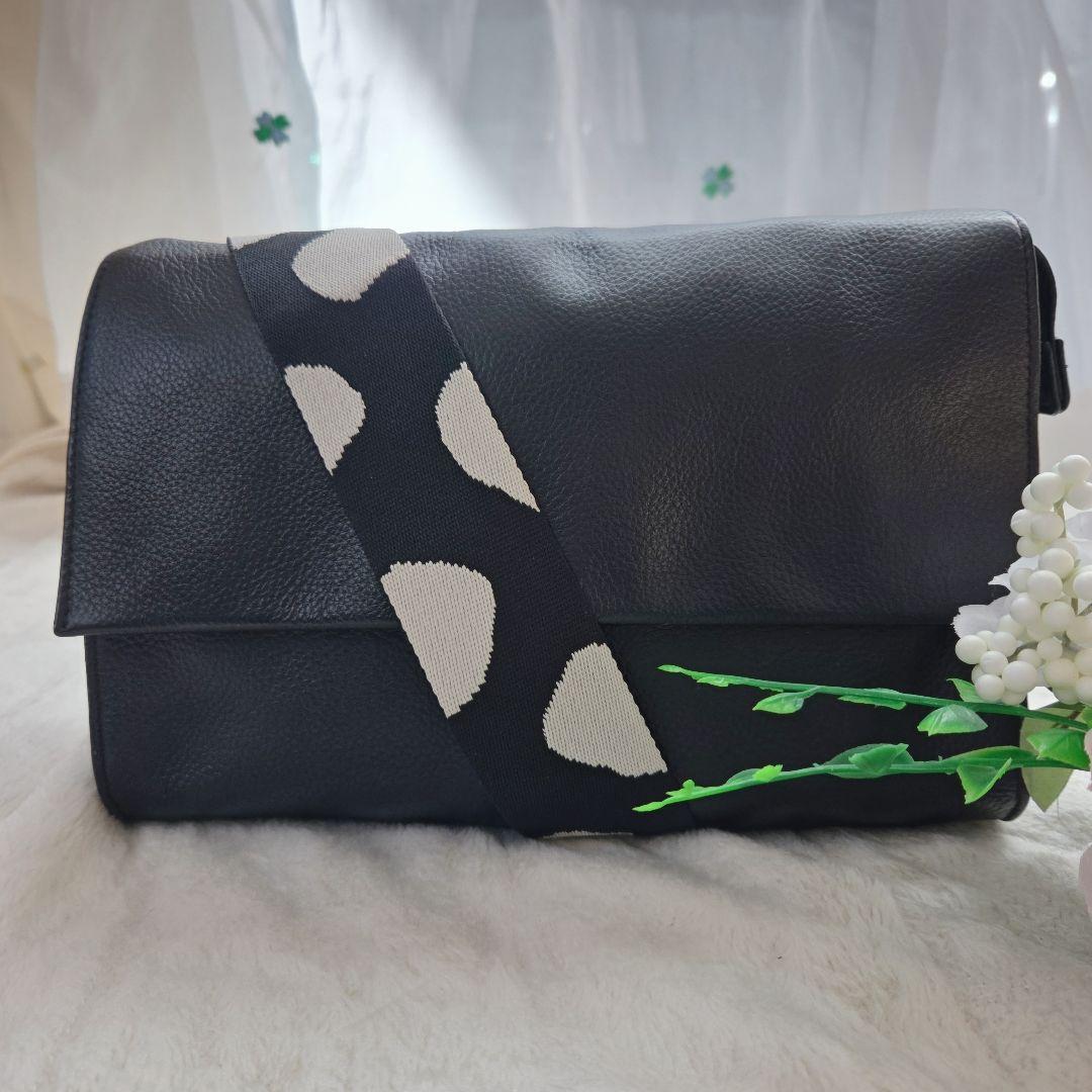 イアパピヨネ 柄ワイドテープショルダーバッグ　ダルメシアン ボディバッグ 黒