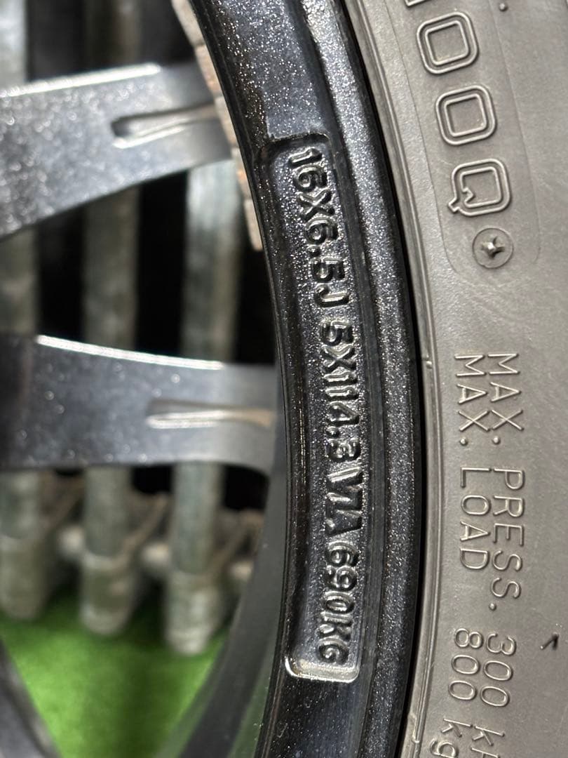 バリ溝‼️ダンロップSJ8 215/70R16スタットレスタイヤホイール4本